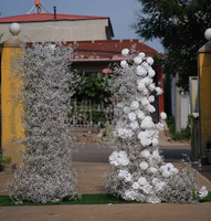 Mawar merah elegan dan Hydrangea lengkungan bunga buatan desain realistis untuk lamaran upacara tampilan jendela