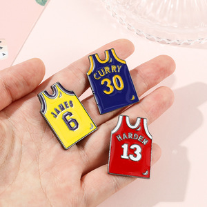 Broche en émail personnalisée style maillot <span class=keywords><strong>de</strong></span> basket-ball <span class=keywords><strong>de</strong></span> dessin animé, badge <span class=keywords><strong>de</strong></span> supporter sportif pour sacs, vêtements et accessoires <span class=keywords><strong>de</strong></span> bijouterie - Vente en gros - Product Image 3