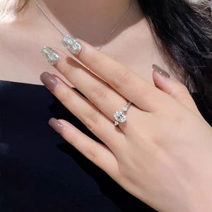 <span class=keywords><strong>2</strong></span> Carat S925 Sterling Silver Hình Bầu Dục Moissanite Nhẫn 18K Mạ Vàng Sang Trọng Engagement Thiết Kế Chim Bồ Câu Trứng Phong Cách Của Phụ Nữ Đồ Trang Sức - Product Image 3