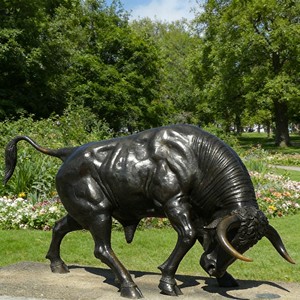 Grande Scultura Moderna in Metallo per Decorazione Giardino, Toro da Corrida in Ottone, Statua di Toro in Bronzo per Esterni - Product Image 1