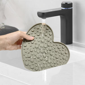 Prato de Alimentação Lenta em Forma de Coração para Gatos, Tigela de Silicone para Lamber, Tapete em Forma de Coração, Silicone de Grau Alimentício - Product Image 4