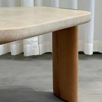 Table basse moderne en travertin, plateau en pierre naturelle, pieds en bois massif, table centrale pour la maison, l'hôtel, la villa