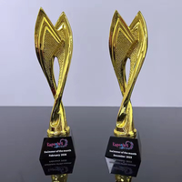 Trophée en résine dorée avec feuille en cristal, logo personnalisé, taille et forme au choix, base noire