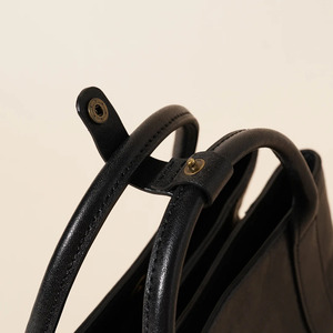 Sac à bandoulière carré petit format pour femme en cuir véritable souple, version coréenne 2025, fermeture ouverte, imperméable, vente en gros - Product Image 4