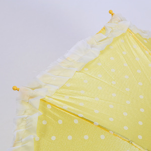 <span class=keywords><strong>Ombrello</strong></span> pieghevole per bambini di piccole dimensioni, 15 pollici, in poliestere perlato bianco con stampa a pois e bordo in pizzo. - Product Image 4