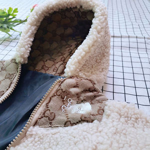 Manteau d'hiver de luxe pour chien, motif à carreaux beige, matière poly, lavage à la main, garde les animaux au chaud, style classique avec logo personnalisé - Product Image 2