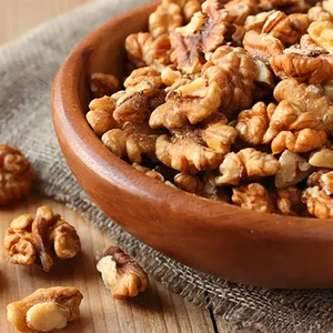 Nueces de Media Cara Ligeras, Crudas, Orgánicas, Envasadas al Vacío, a Granel, para Distribuidores de Alimentos Gourmet - Product Image 1