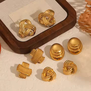 Pendientes geométricos de oro de 18k de diseño de alta gama, pendientes de tuerca modernos y minimalistas. - Product Image 1