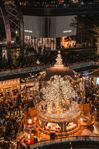 Esfera de Navidad Encantadora de Acero Inoxidable - Escultura de Luz de Bola de Cristal para el Vestíbulo de un Hotel de Lujo - Product Image 3