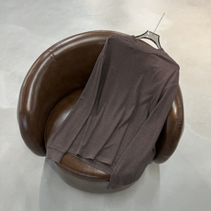 Camiseta básica de cachemira crema de alta elasticidad, suave y agradable al tacto, de corte holgado, color liso y manga larga. - Product Image 2