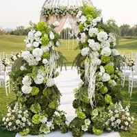 Arco Dorado con Fondo de Hortensias Verdes, Rosas Blancas y Flores de Seda, Follaje en Cascada para Ceremonias, Escenarios, Recepciones, Fiestas y Eventos
