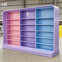 Vitrine d'exposition LED personnalisable et écologique, avec grille de rangement jaune, dessus arrondi, trois tiroirs et base bleu ciel pour magasin de détail