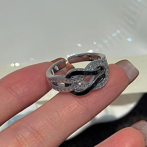 Anillo Abierto de Plata Pura S925 con Diseño de Nudo y Microincrustaciones de Circonita Vintage, Bañado en Oro Rosa y Rodio, con Esmalte Negro - Product Image 4