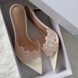 Chaussures femme à talon aiguille, bout pointu, ouvertes à l'arrière, avec dentelle florale - Product Image 1