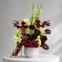 Centre de table floral artificiel couleur bordeaux, arrangement de roses et d'anturiums pour la décoration d'événements de mariage