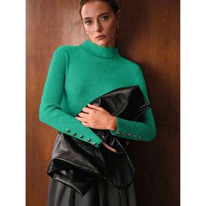 เสื้อสเวตเตอร์คอเต่าติดกระดุมสีทอง เสื้อสเวตเตอร์ผู้หญิงสีดำ - Product Image 1