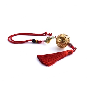 Difusor de Aroma de Diseño Personalizado, Forma Redonda, Difusor de Metal Dorado con Borlas Rojas - Product Image 3