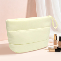 Trousse de Maquillage Matelassée Mignonne et Esthétique avec Dragonne – Idéal pour Demoiselles d'Honneur et Essentiels de Voyage pour Femmes