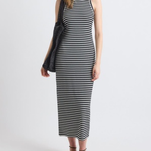 เดรสลำลองสไตล์โบฮีเมียนแบบไม่มีแขน ผ้าริบเนื้อนุ่ม ระบายอากาศได้ดี เอวยางยืด ลายเรียบและลายปะติด เหมาะสำหรับใส่ในช่วงกลางวัน - Product Image 2