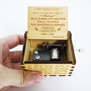 Su ordine Di Natale Manovella di Legno Tu Sei Il Mio Sole di Music Box di Music Box per La <span class=keywords><strong>Figlia</strong></span> - Product Image 1