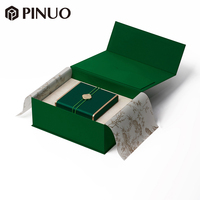 PINUO Chinoiserie Luxus Schmuck Geschenkbox-Set Grün-Gold Metallkante Gravierter Deckel Magnetische Außenbox Creme-Wildleder Logo