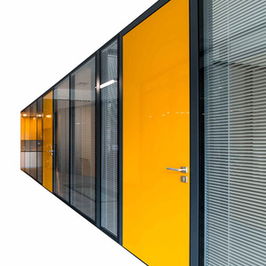 Parete Divisoria Semi-Vetrata per Soffitti Alti Personalizzabile Divisorio per Ufficio Parete Divisoria Strutturata Senza Soffitto - Product Image 6