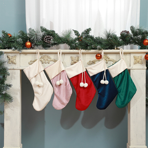 Medias Navideñas <span class=keywords><strong>de</strong></span> Terciopelo Personalizadas al por Mayor con Pompones, Medias <span class=keywords><strong>de</strong></span> Regalo <span class=keywords><strong>de</strong></span> Navidad <span class=keywords><strong>de</strong></span> Gran Capacidad - Product Image 1