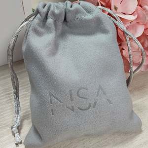 Pochette en velours doux bleu clair avec logo personnalisé USM, idéale pour ranger les sacs à main, les chaussures, les vêtements, la poussière et les fourrures. - Product Image 1