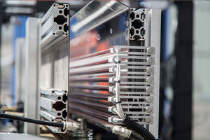 Machine de moulage par soufflage extensible PET entièrement automatique à économie d'énergie, fabricant de bouteilles en plastique à 4 cavités 3500BPH pour usine de boissons gazeuses - Product Image 5