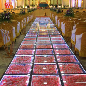 เวทีงานแต่งงานทรงสี่เหลี่ยมแบบใส กระจกนิรภัยอย่างดี ขายดี พร้อมแผงดอกไม้ประดิษฐ์แบบกำหนดเองได้ - Product Image 3