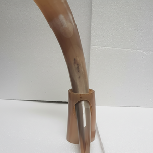 Cuerno Vikingo Premium Hecho a Mano y Ecológico, Cuerno de Búfalo con Correa de Cuero, Logotipo Personalizado, Venta al por Mayor, Estilo Religioso, Artesanía para Mead - Product Image 1