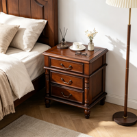 Table de chevet traditionnelle européenne de luxe moderne en bois de noyer foncé, 3 tiroirs, pieds tournés antiques, durable, multifonctionnelle pour chambre à coucher