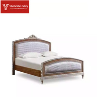 Lit double de luxe pour chambre principale, en bois massif sculpté, style design moderne, avec revêtement en tissu doux, personnalisable