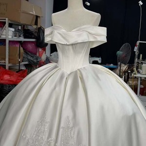 Hz009 Impresionante Vestido de Novia Moderno de Satén Duquesa con Cuello Retrato Color Marfil, Cintura Estilo Vichy y Apliques de Encaje Barroco Plateado - Product Image 4