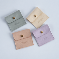 Kantong Perhiasan Custom Grosir Warna Biru Debu Bahan Suede Kancing Tekan Langsung dari Pabrik untuk Kemasan Hadiah Cincin Kalung