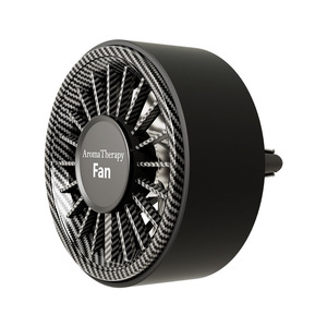 Ventilateur d'aromathérapie noir à texture fibre de carbone, alimenté par USB, mini-ventilateur à fixer sur grille d'aération de voiture pour le bureau, les voyages et les affaires - Product Image 1