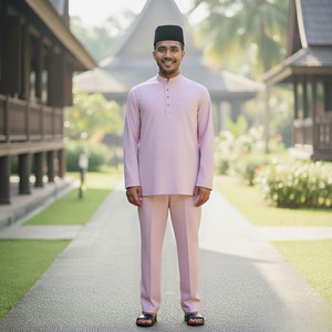 Melayu SIPO Malasia festivo rojo mandarín Collar Kurta con sombrero negro, camino de grava y vegetación lu-sh por <span class=keywords><strong>casa</strong></span> de madera tradicional. - Product Image 2