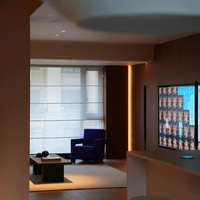 Vivez le luxe dans votre appartement d'hôtel : lit en cuir sur mesure, table de chevet haut de gamme, ensemble de garde-robe et coiffeuse impressionnant.