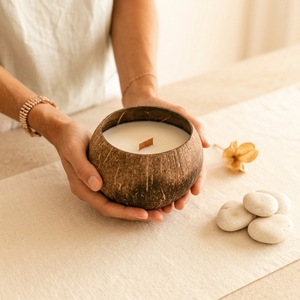 Bougie artisanale en coquille de noix de coco, cire de soja biologique, parfumée longue durée, décoration de table de luxe, OEM fiable du Vietnam - Product Image 1