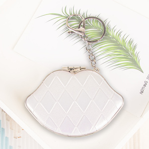 Espejo compacto de piel sintética blanca con diseño de labios y diamantes acolchados, llavero con borde cromado plateado, espejo de bolsillo plegable de doble cara con cristal HD - Product Image 1