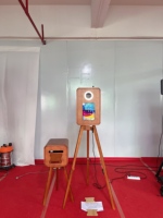 Kiosque photo en bois couleur personnalisée pour tablette iPad, machine à selfie simple face avec trépied pour location événementielle