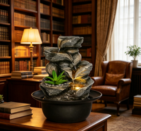 Cascade de roche de style naturel avec accent végétal vert, lumière LED chaude et bassin rond noir pour la décoration de bureau et le soulagement du stress