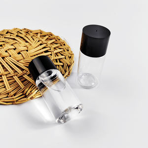 Shampooing d'hôtel de 30ml en bouteille transparente avec bouchon à vis noir - Product Image 5