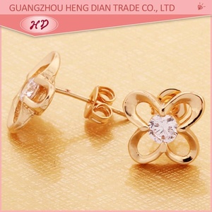 Boucles d'oreilles clous plaquées or, motif fleur creuse, zircon cubique, élégantes, pour femme, à porter au quotidien ou en soirée - Product Image 4