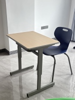 Ensemble de chaise et de bureau d'école ergonomique réglable en hauteur de haute qualité, table d'étude moderne pour la salle de classe, article durable pour l'éducation des enfants.
