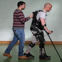 Rééducation par exosquelette pour chirurgie articulaire des membres inférieurs, maladies articulaires dégénératives des membres inférieurs, atrophie musculaire, personnes âgées