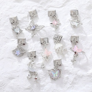 Colgante de mariposa y luna personalizado con diamantes de colores, hecho a mano, de acero de titanio electrochapado, para manualidades DIY, con dijes transfronterizos. - Product Image 4