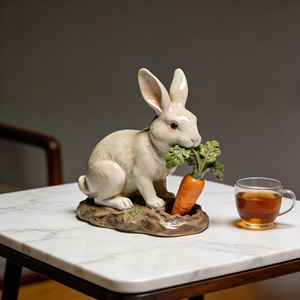 Joli lapin portant une feuille : un compagnon charmant. Cette sculpture a été sculptée et coulée par Bozhiyi. - Product Image 6