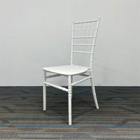 Chaise Chiavari élégante en résine de polypropylène blanche, robuste et empilable, pour événements, banquets, mariages et fêtes