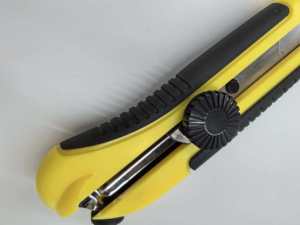 Coltello multiuso in acciaio inossidabile con impugnatura antiscivolo, pulsante di blocco, lama seghettata da 0,7 mm, taglierina per carta da parati da 175 mm, 2 lame, fai da te - Product Image 4